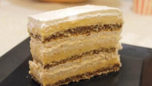 Hit torta - isečeno parče na tanjiru, mekani slojevi i bogata krema