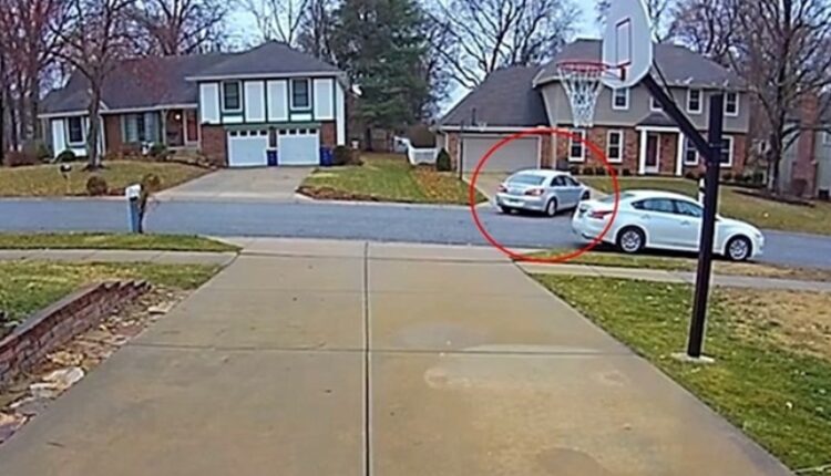Kamera snimila totalno bizaran prizor na ulici, pogledajte šta je izvela ova žena vozač (video) Kamera snimila totalno bizaran prizor na ulici, pogledajte šta je izvela ova žena vozač (video)