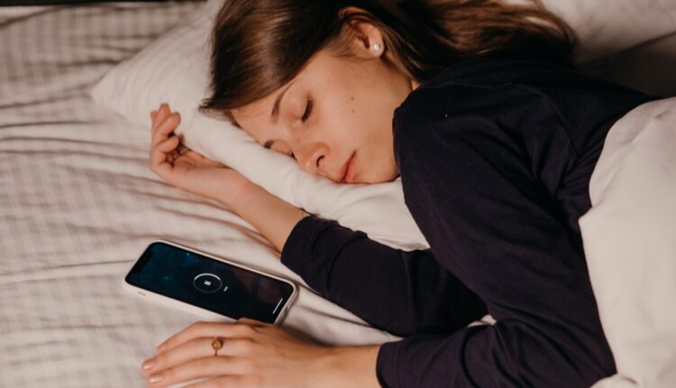 Spavate li s mobilnim pored glave: Niste ni svesni koliko je to opasno