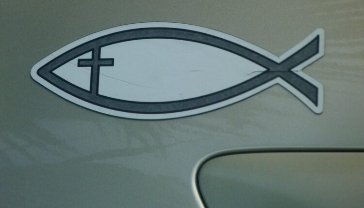 Sigurno ste ga videli: Znate li šta znači ovaj simbol ribe na automobilima?