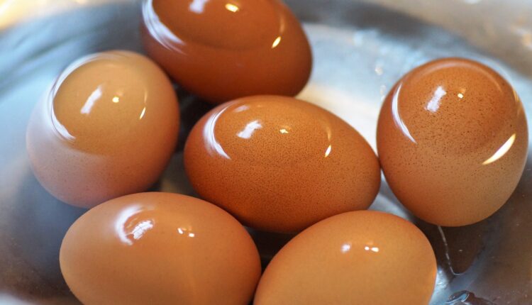 Deluje bizarno, ali ima logično objašnjenje koje je efikasno: Neobičan trik za kuvana jaja!