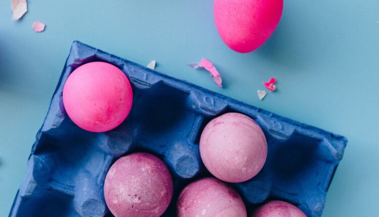 Roze jaja bez kapi hemije: Ofarbajte ih uz pomoć samo jedne namirnice