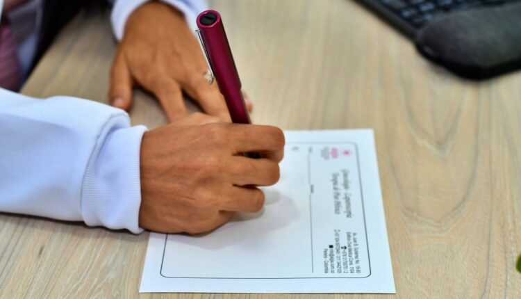 Znate li zašto nikad, ali baš nikad ne možemo da dešifrujemo rukopis lekara? Postoji dobar razlog Znate li zašto nikad, ali baš nikad ne možemo da dešifrujemo rukopis lekara? Postoji dobar razlog