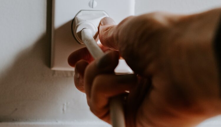 Električar otkrio trik: Isključite ovaj mali kućni uređaj preko noći i račun za struju će biti dvostruko manji