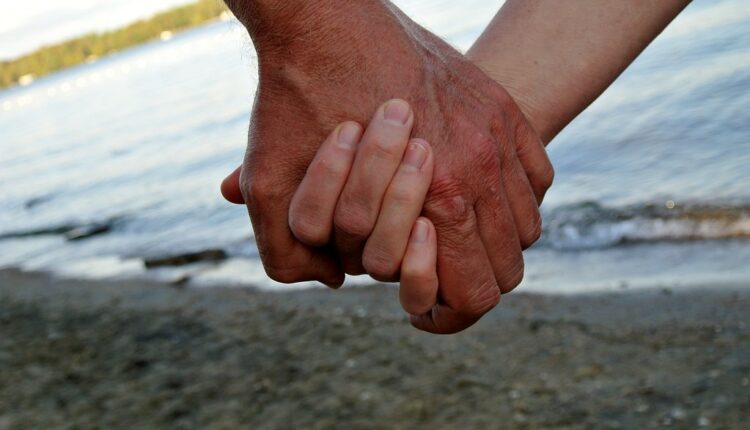 Držanje za ruke u javnosti otkriva o vezi više nego što možete da pomislite, tvrde psiholozi