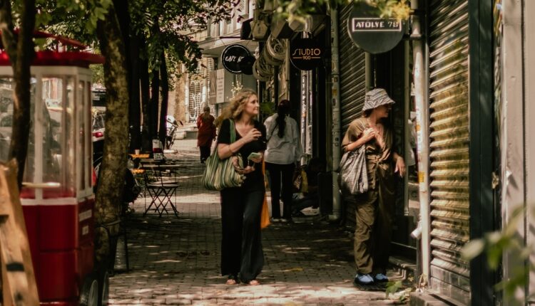 Osećate da vas neko posmatra? Lekari kažu da je to bizaran simptom ove bolesti Osećate da vas neko posmatra? Lekari kažu da je to bizaran simptom ove bolesti