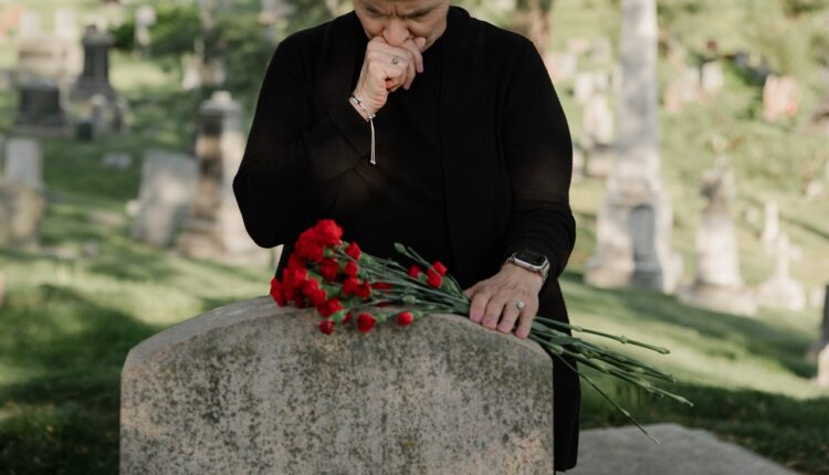Koliko se dugo nosi crnina nakon sahrane? ‘Mladi ne žele da je nose, a za majke preminulih sinova važi posebno pravilo’