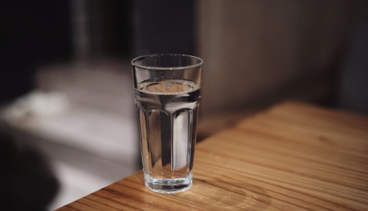Čaša vode pred spavanje – DA ILI NE? Nauka dala odgovor na pitanje koje muči ljude svih godina