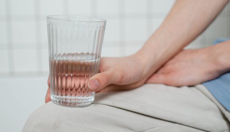 Da li ste znali da ne bi trebalo da pijete vodu pre spavanja? Doktorka objasnila zašto