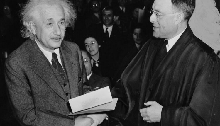 Kako postati srećan i zadovoljan: Albert Ajnštajn je imao genijalnu formulu, krije se u jednoj rečenici Kako postati srećan i zadovoljan: Albert Ajnštajn je imao genijalnu formulu, krije se u jednoj rečenici