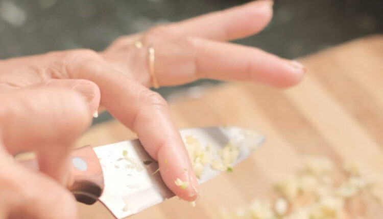 Kako ukloniti neprijatan miris belog luka sa prstiju: Potrebna vam je 1 sitnica koju imate u kupatilu