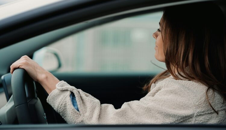Žene često ovo rade u automobilu, a mnogo je opasnije nego što misle