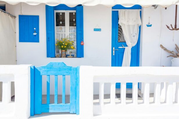 Foto: Pexels/Photo by Diego F. Parra: https://www.pexels.com/photo/traditional-white-coastal-house-entrance-15241938/