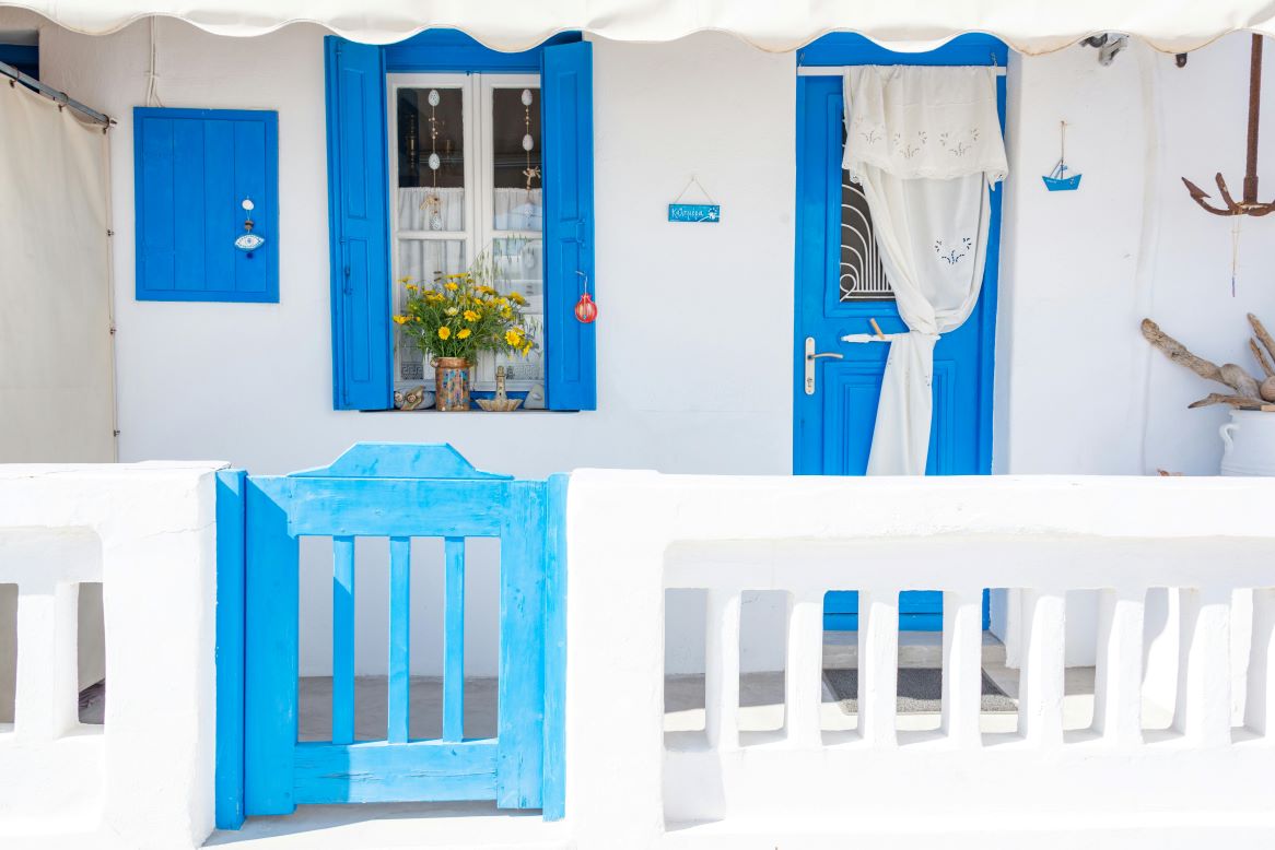Foto: Pexels/Photo by Diego F. Parra: https://www.pexels.com/photo/traditional-white-coastal-house-entrance-15241938/