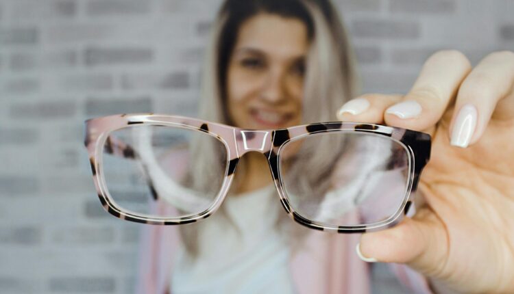 5 problema sa kojima se susreću žene sa naočarima