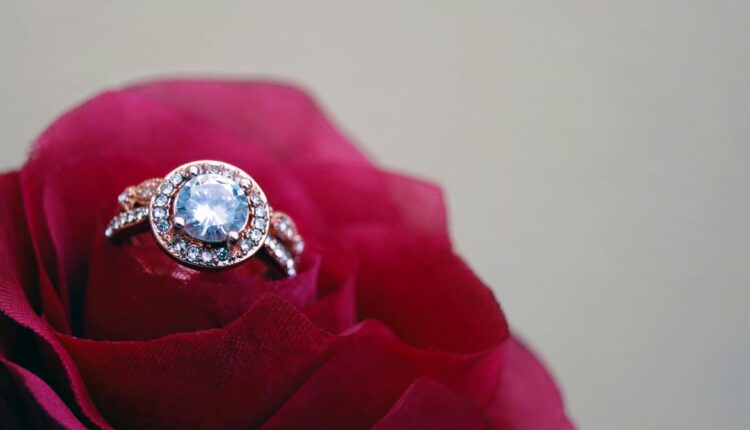Vremena se menjaju: Žene sada žele skup verenički prsten a ne romantičnu prosidbu