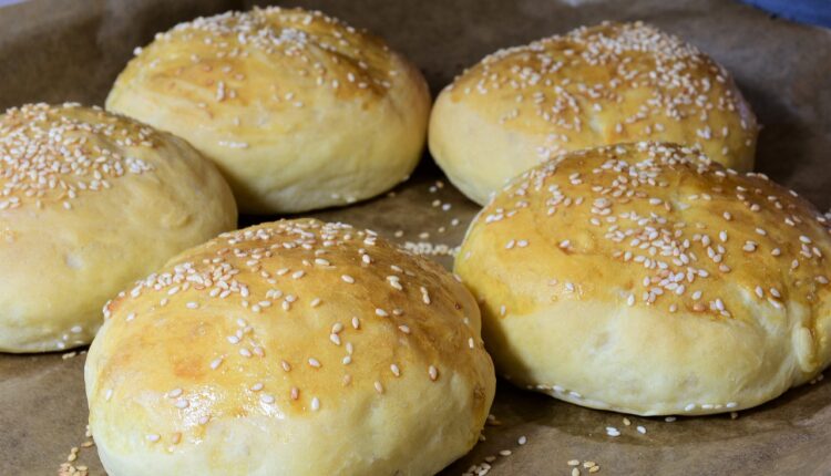 Recept za vazdušaste zemičke kao iz pekare, gotove za tili čas: Kao duša su meke, a ukus je neponovljiv