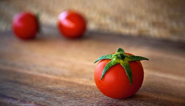 Mislite da kupujete baš domaći paradajz? Ako miriše ovako, ne žalite novac!