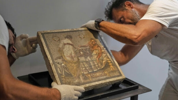 Erotski mozaik iz rimskog doba koji su ukrali nemački nacisti, vraćen u Pompeju