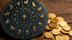 Zlatni novčići prosipaju se iz astrološkog točka na drveni sto, simbolizujući finansijsku sreću i horoskopski uspeh.
