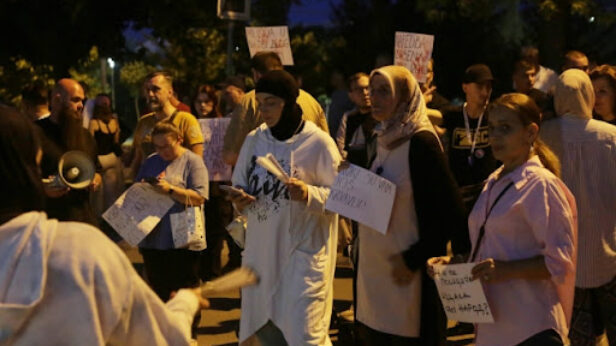 Novi Pazar: Protest ispred policije i kuće rektorke Državnog univerziteta