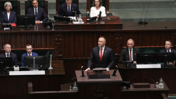 Novi predsednik Poljske Karol Navrocki položio zakletvu