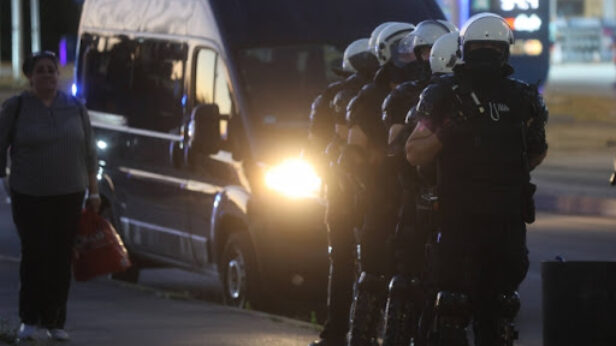 Incidenti u Vrbasu i Bačkoj Palanci, pirotehnička sredstva i flaše bacani na demonstrante
