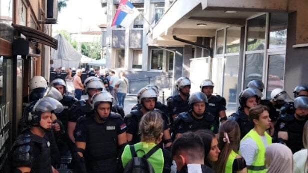 Novi Pazar: Blokada zgrade sudova i tužilaštva, sukobi sa policijom