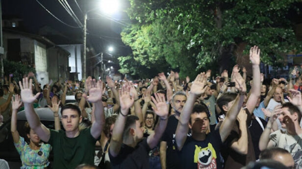 U Beogradu građani ispred zgrade Vlade, pristalice SNS kod obližnjih stranačkih prostorija