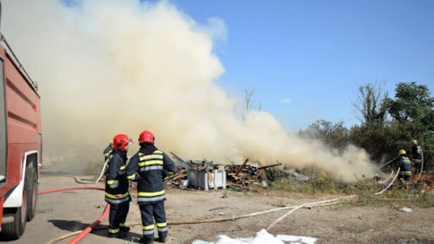 Požar u fabrici za preradu drveta u Kuršumliji, vatrogasci i građani na terenu