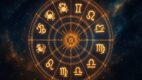 Zodijački točak sa svetlećim astrološkim simbolima na pozadini punoj zvezda i kosmičkih oblaka.