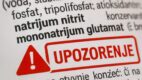 Deklaracija sa natrijum nitritom i MSG, preko koje je crveni znak „UPOZORENJE“.