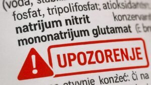 Deklaracija sa natrijum nitritom i MSG, preko koje je crveni znak „UPOZORENJE“.