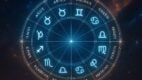 Astrološka karta sa zodijačkim znacima na kosmičkoj pozadini punoj zvezda i maglina.