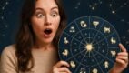 Žena iznenađena drži astrološki točak dok u pozadini svetlucaju zvezdani znaci.