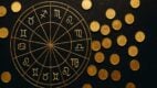 Zlatni astro krug sa horoskopskim znacima okružen novčićima.