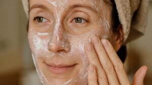 Žena nanosi domaću masku za lice od kuhinjskih sastojaka.