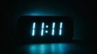 Sat pokazuje 11:11 u mraku.