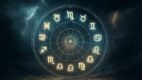 Astrološki točak sa zodijačkim znacima pod olujnim nebom.