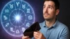 Muškarac drži prazan novčanik i gleda u astrološku kartu sa nadom u očima.