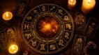 zodijački točak obasjan svećama, okružen tarot kartama
