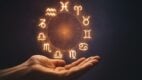 Dlan sa zodijačkim simbolima koji svetle iznad njega.