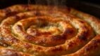 pita sa hrskavim korama i parom koja se diže iz sočnog fila.