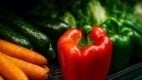 sveže povrće pod veštačkim sjajem u supermarketu