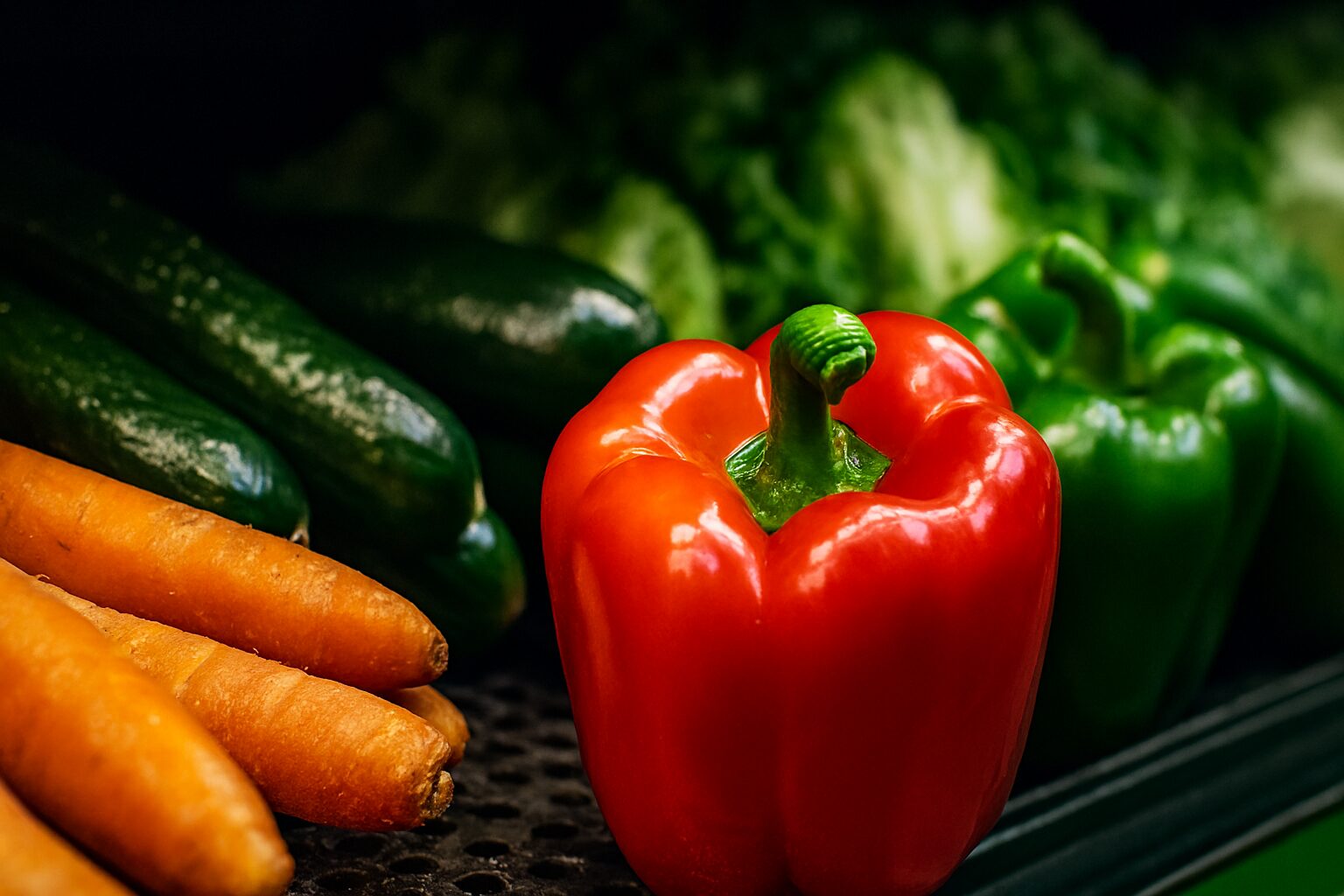 sveže povrće pod veštačkim sjajem u supermarketu