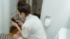 Telefon u toaletu – opasnost od bakterija i mikroba koji mogu izazvati infekcije