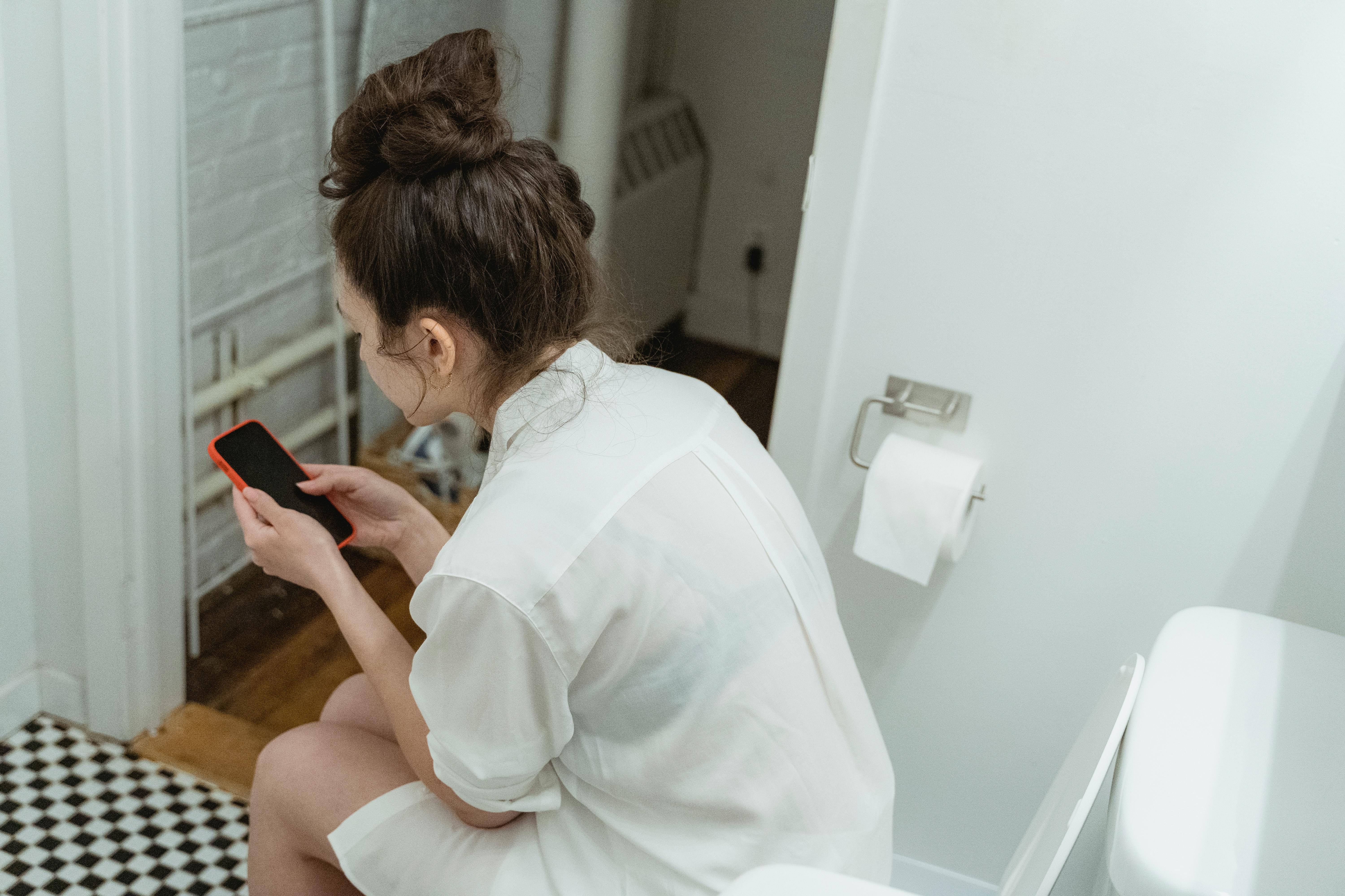 Telefon u toaletu – opasnost od bakterija i mikroba koji mogu izazvati infekcije