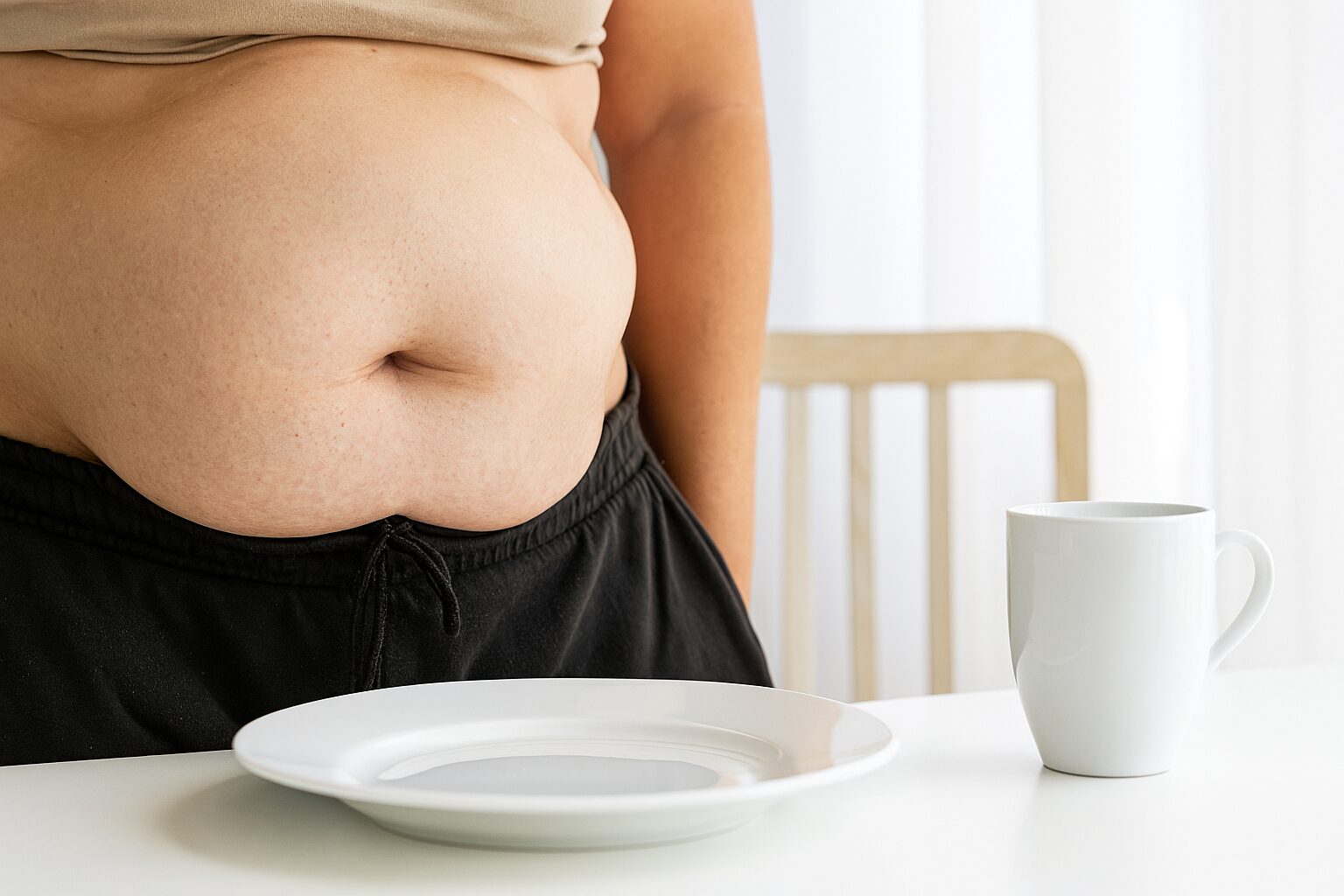 Realističan prikaz sala na stomaku sa praznim tanjirom za doručak, ilustruje najveću jutarnju grešku zbog koje se salo lepi, a šećer skače do plafona.