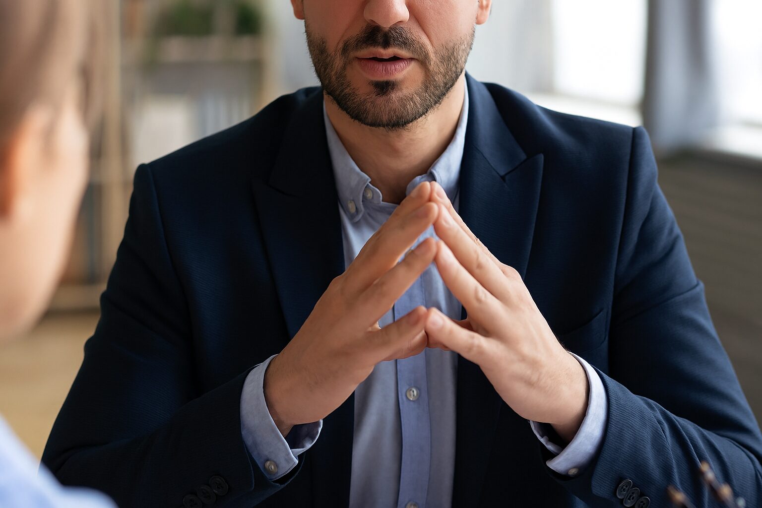 Muškarac drži ruke u obliku trougla