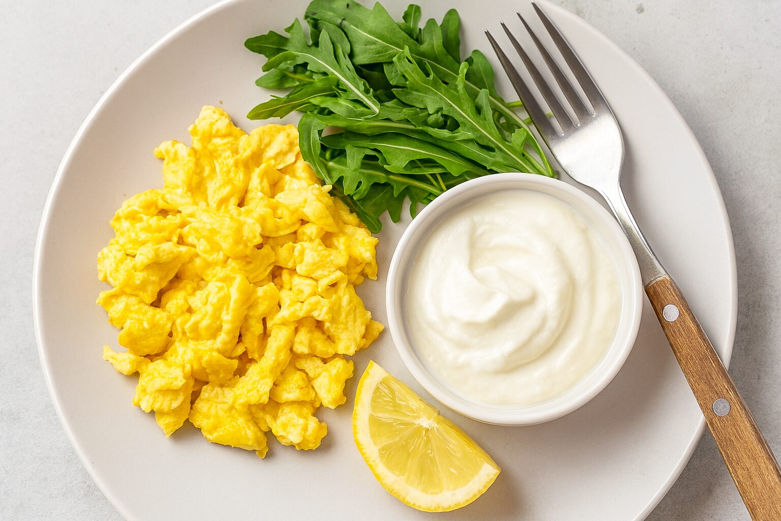 ritual za topljenje sala — tanjir sa kajganom, rukolom i jogurtom